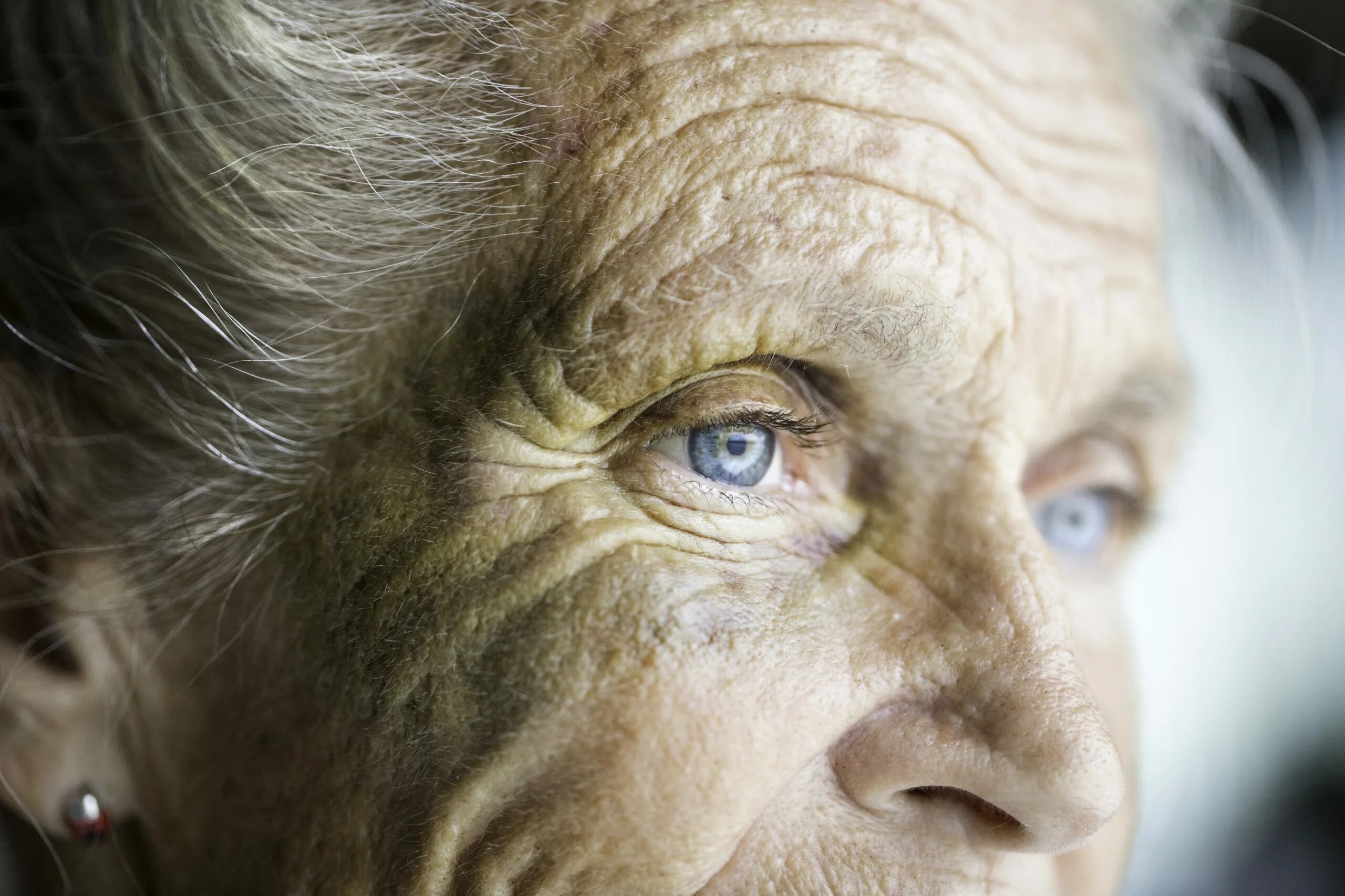 Еще вовсе человек не пожилой. Глаза пожилого человека. Старая кожа человека. Взгляд пожилого человека.