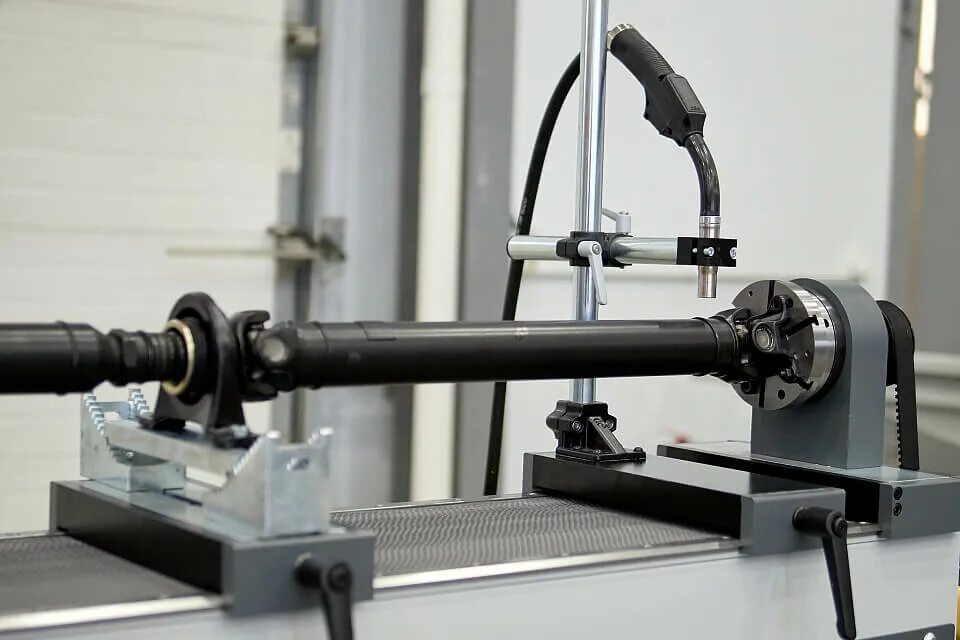 Изготовление карданных валов на заказ. Токарный станок для карданных валов. Балансировка кардана ram 1500. Балансировка кардана москва. Станок для ремонта карданной передачи.