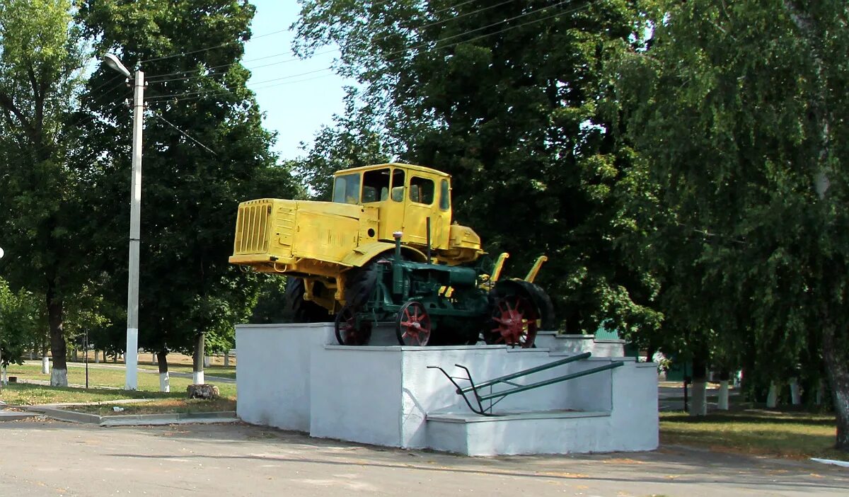 Нижнедевицк. Памятник тракторам. Памятник постамент Кировец к-700. Памятник трактору Кировец. Достопримечательности Нижнедевицка.