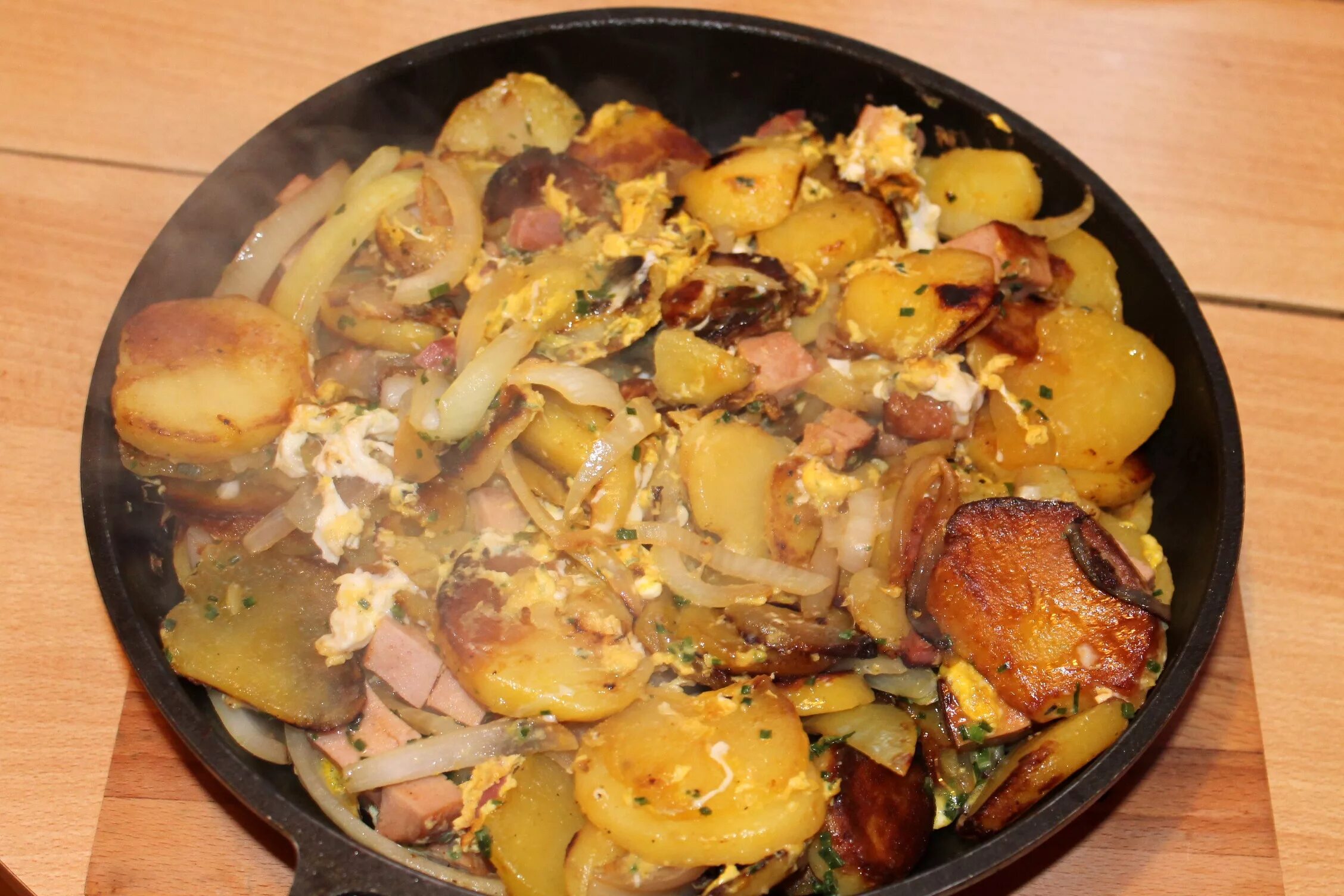 Картошка с мясом фото. Жареная картошка с мясом. Картошка мясо лук. Картофель с мясом на сковороде.