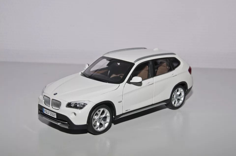 БМВ x1 1:18 модель. BMW x6 e71 Kyosho 1/18. Игрушка BMW x1 белая. Белый БМВ игрушечный длинный рабочий. 0 1 x 1 18 16