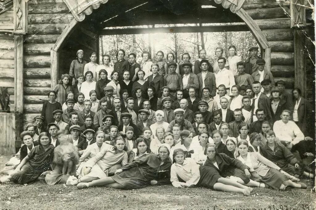 старая деревянная школа. покажи архив фото. старые фото из архивов. детские сады 70-е годы. фото 1800 годов россия.