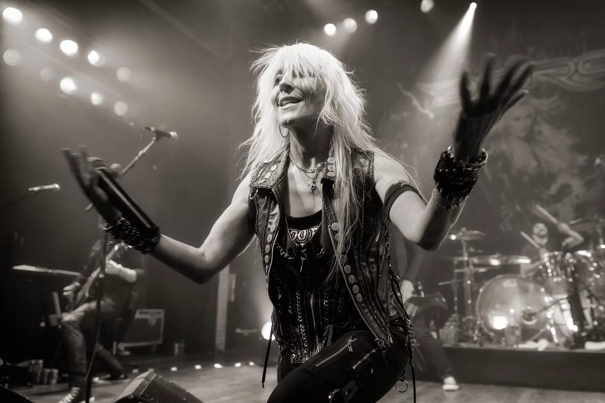 Доро фото. Вокалистка doro. группа доро пеш. доро пеш варлок группа. doro певица warlock.