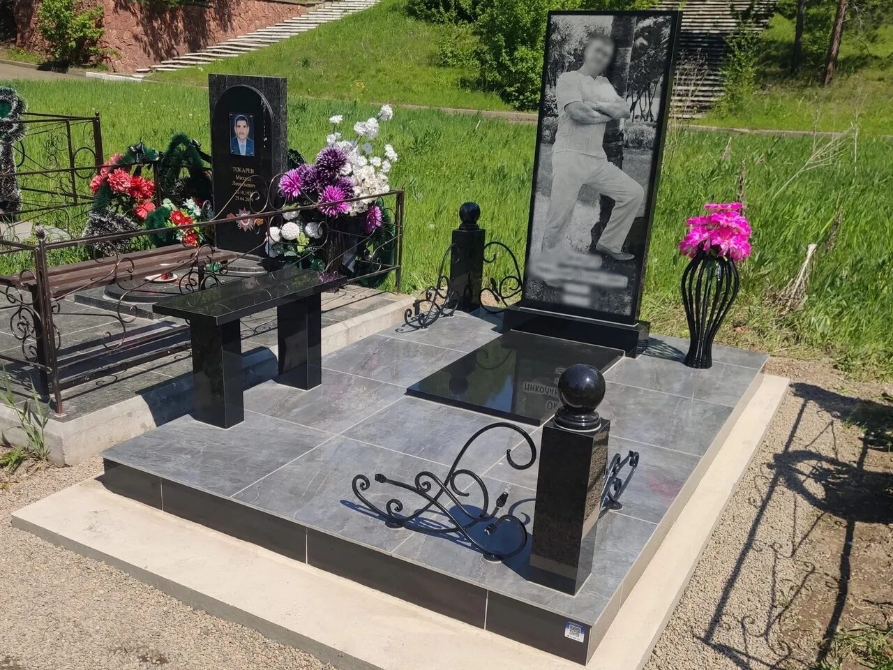 Гранит боровичи памятники. Благоустройство памятников на кладбище. Каменная свеча гранитная мастерская. Ритуальные памятники. Гранитная мастерская москва памятники.