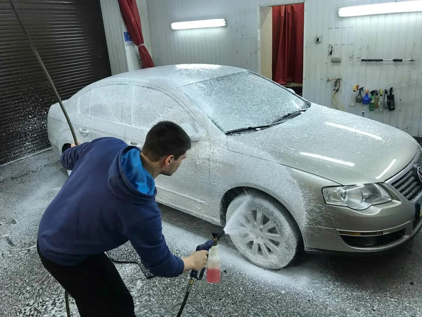 Можно мыть машину на своем участке. Мойка автомобиля. Машина на автомойке. Автомашина мойка. Мойщик автомобилей.
