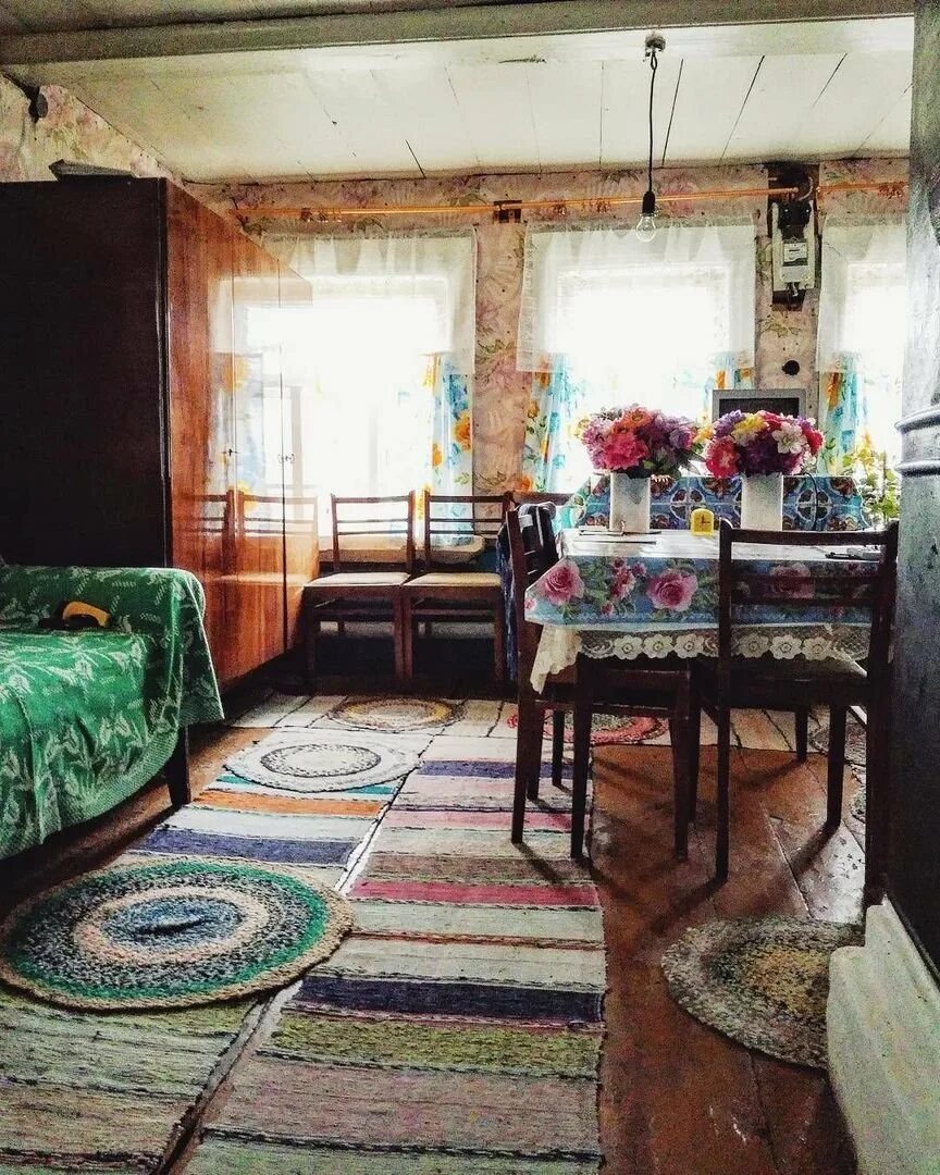 Квартира в бабушкином стиле. Комната в деревенском доме. Дом в деревне внутри. Старый бабушкин дом. Дом в деревне внутри.