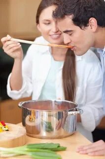 Мужчина кормит свою женщину