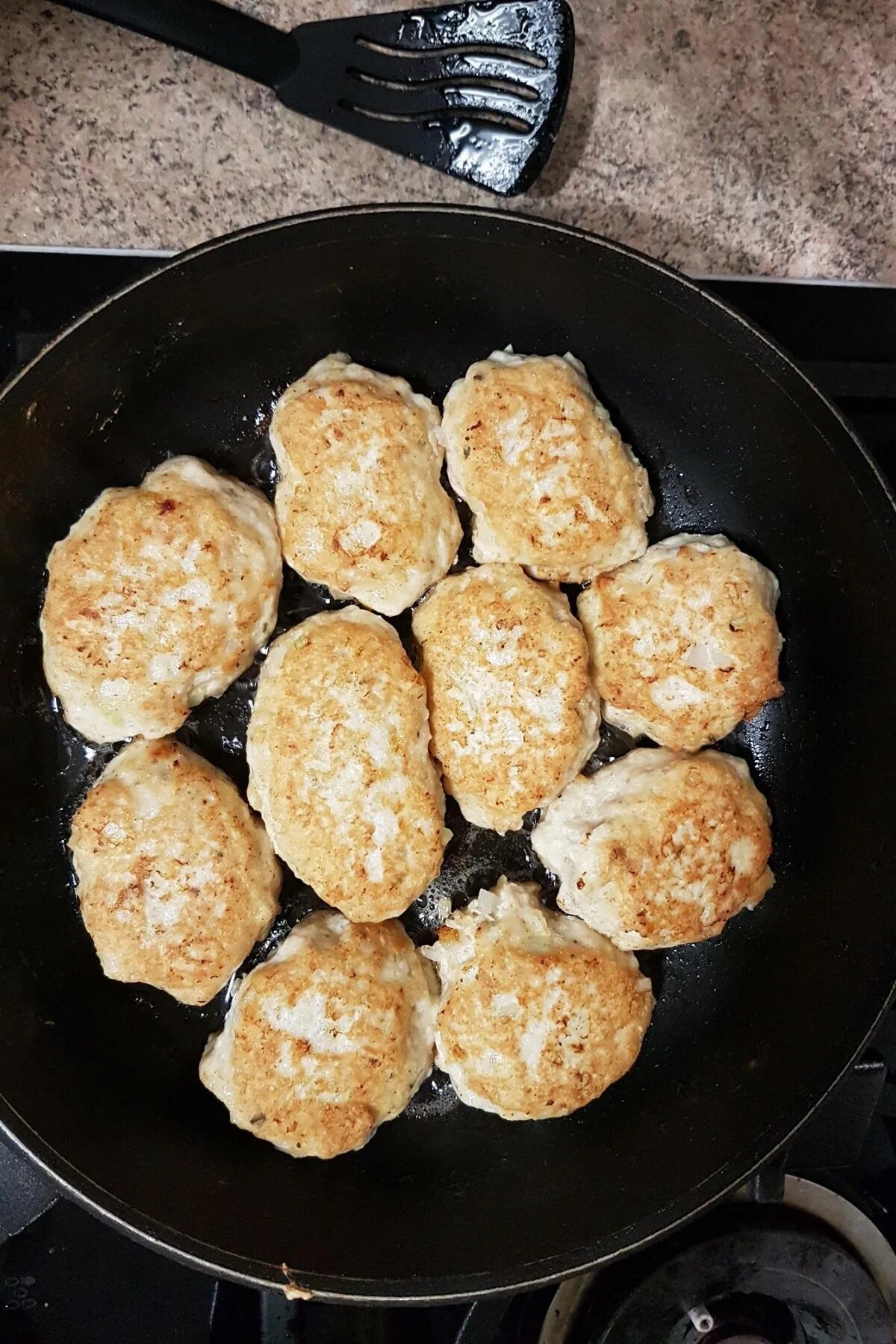 Котлеты из куриного филе с мукой. Котлеты на сковороде. куриные котлеты на сковороде. жареные котлеты на сковороде. куриные котлеты сковородке.