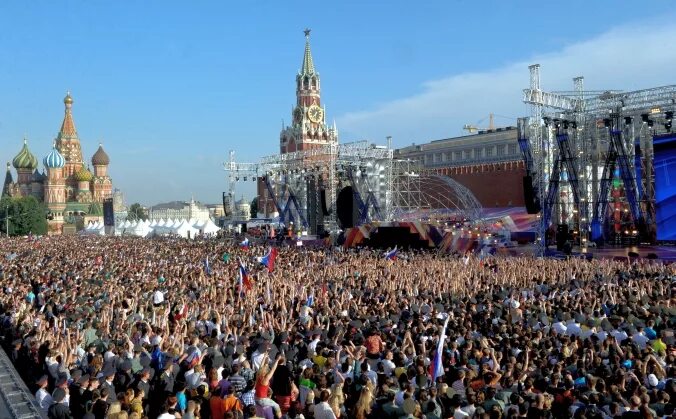 Городское население москвы. Много людей на площади. Красная площадь много народу. Толпа на площади. Толпа на красной площади.