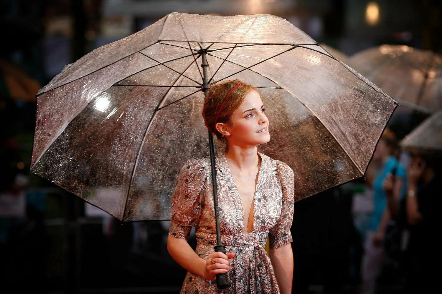 Девушка с зонтом. Красивая девушка с зонтом. Зонт для фотосъемки. Девушка под зонтиком