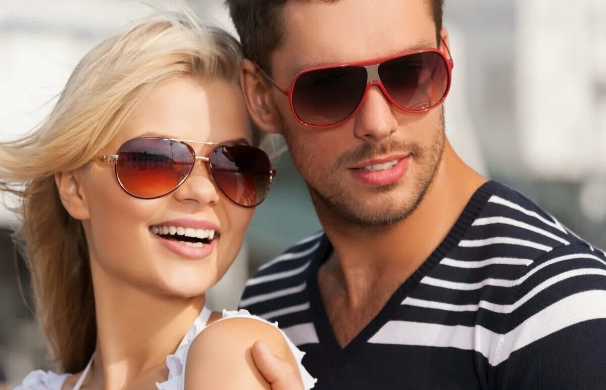 Оправы для мужчин и женщин. Парень и девушка в солнцезащитных очках. Очки мужские и женские. Пара в солнцезащитных очках. Стильная пара.
