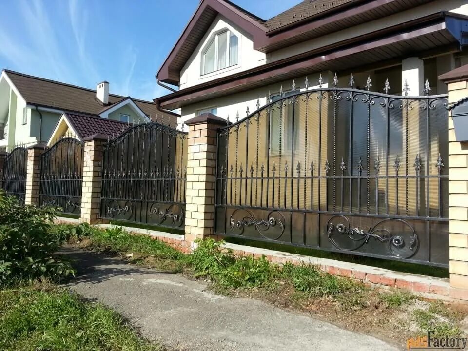 Забор из поликарбоната с ковкой купить в Москве по лучшей цене "Заборы дешево"
