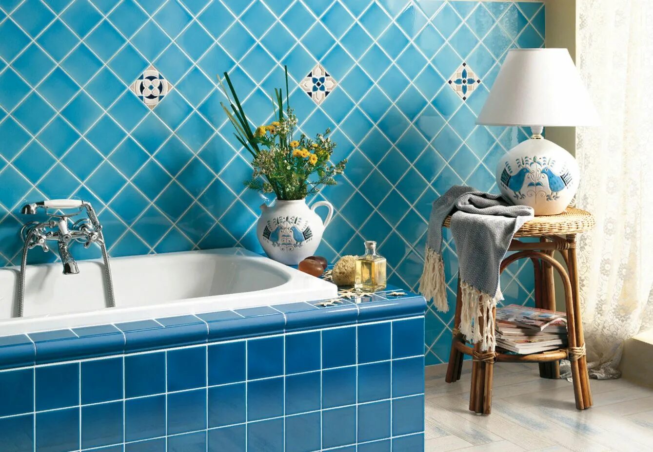 Чем можно обклеить ванну. Плитка в средиземноморском стиле в ванную. Кафель Средиземноморский стиль. Голубая плитка для ванной комнаты. Ванная с голубой плиткой.