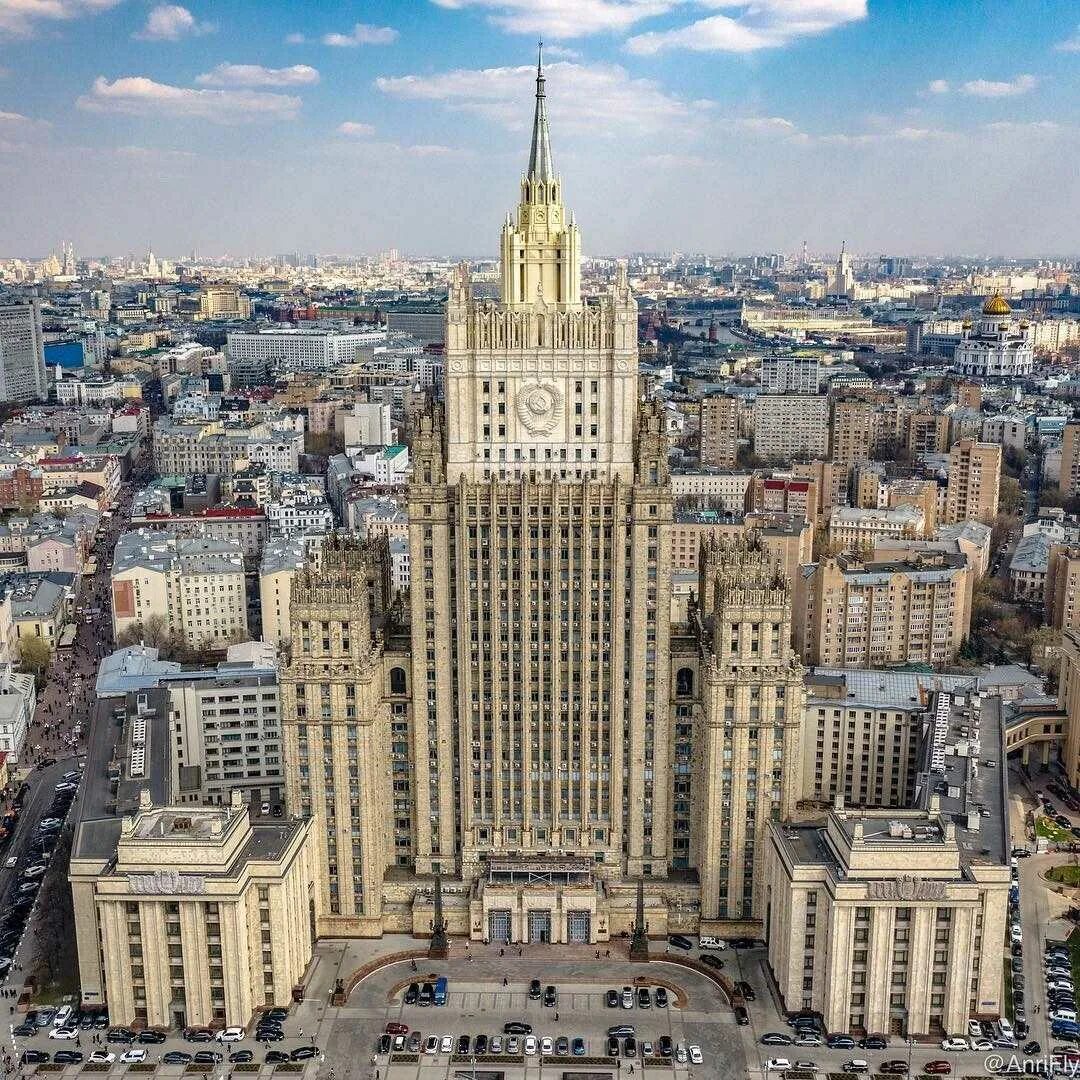 Здания сталинских высоток в москве. Семь сестер Москвы сталинские высотки. Здание МГУ сталинская высотка. 7 Сестер Москва высотки. Сталинская высотка МГУ шпиль.