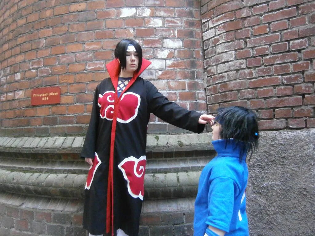 Итачи в версаче. Молодой итачи в шмотках версаче. Молодой итаче в шмотках версаче. Шаринган итачи. Песня молодой итачи в шмотках.