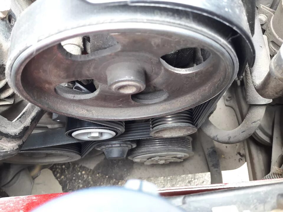 Peugeot 206 ремень генератора. Замена ремней пежо 206. Peugeot 206 ролик генератора. Ремень пежо 206 1. Peugeot 206 ремень генератора.