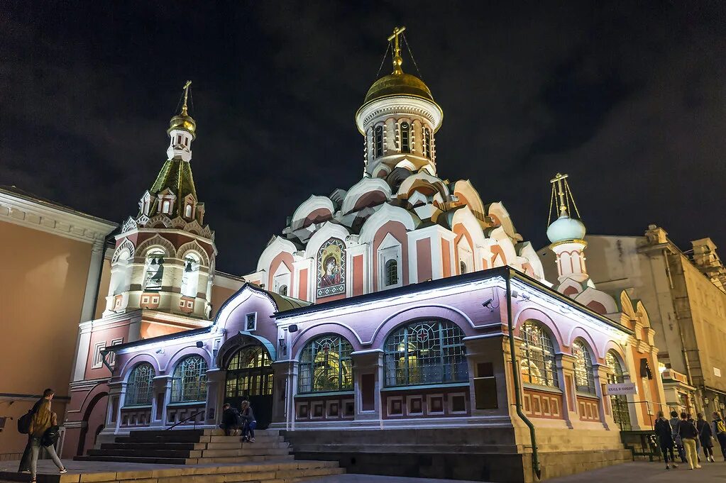 Русская православная церковь москва. Казанский собор Москва ночью. Храм с часами в Москве. Храм приложение Москва. Духовный храм в Москве красивое фото.