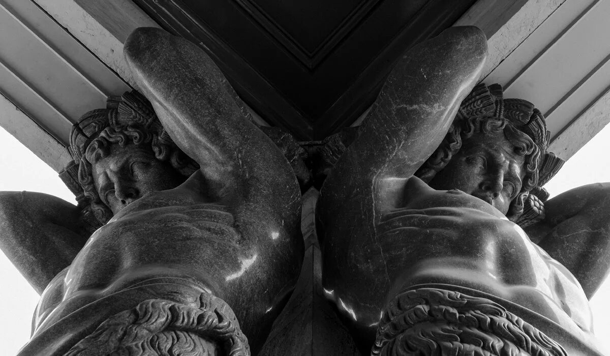 Смо атланты. Атлант Титан статуя. Древнегреческие Атланты Эрмитажа. Санкт Петербург. Атлант (Титан) великаны Питер.