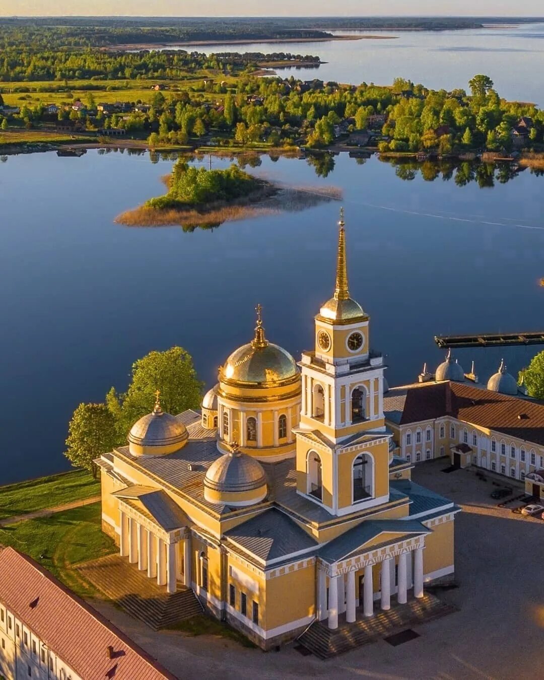 Монастыри тверской области фото. Нмлостолбннская пустынь. Селигер Нило Столобенская пустынь. Нилова стлобецкая пустынь. Нилостолбовецкая пустынь.