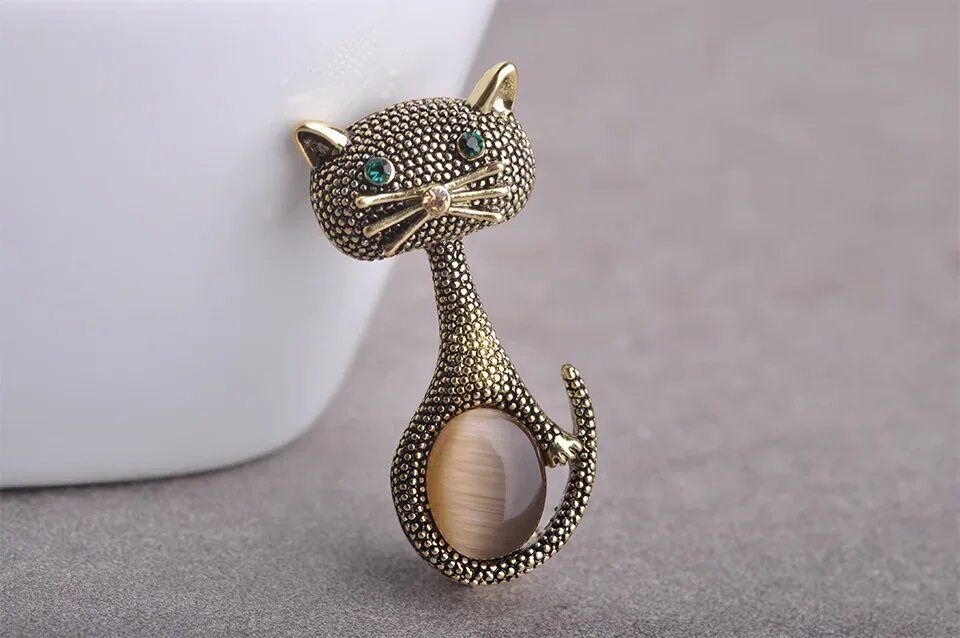 Брошка кошка. Брошь «кошечка». Брошь котик из бисера. Брошь с кошкой. Брошь из бисера кошка.