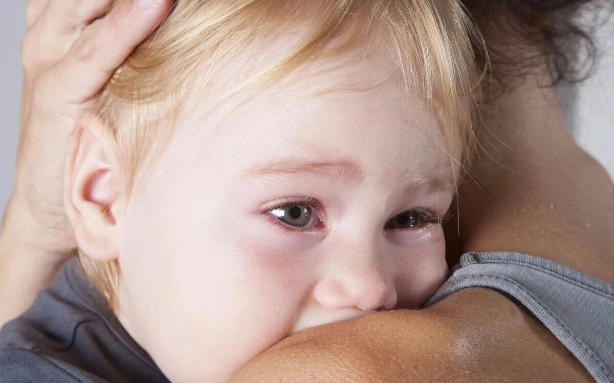 Вычесывание вшей и гнид. Заражение педикулезом у детей. Капризный ребенок. Ребенок сморкается. Как избавиться от ребенка в начале.