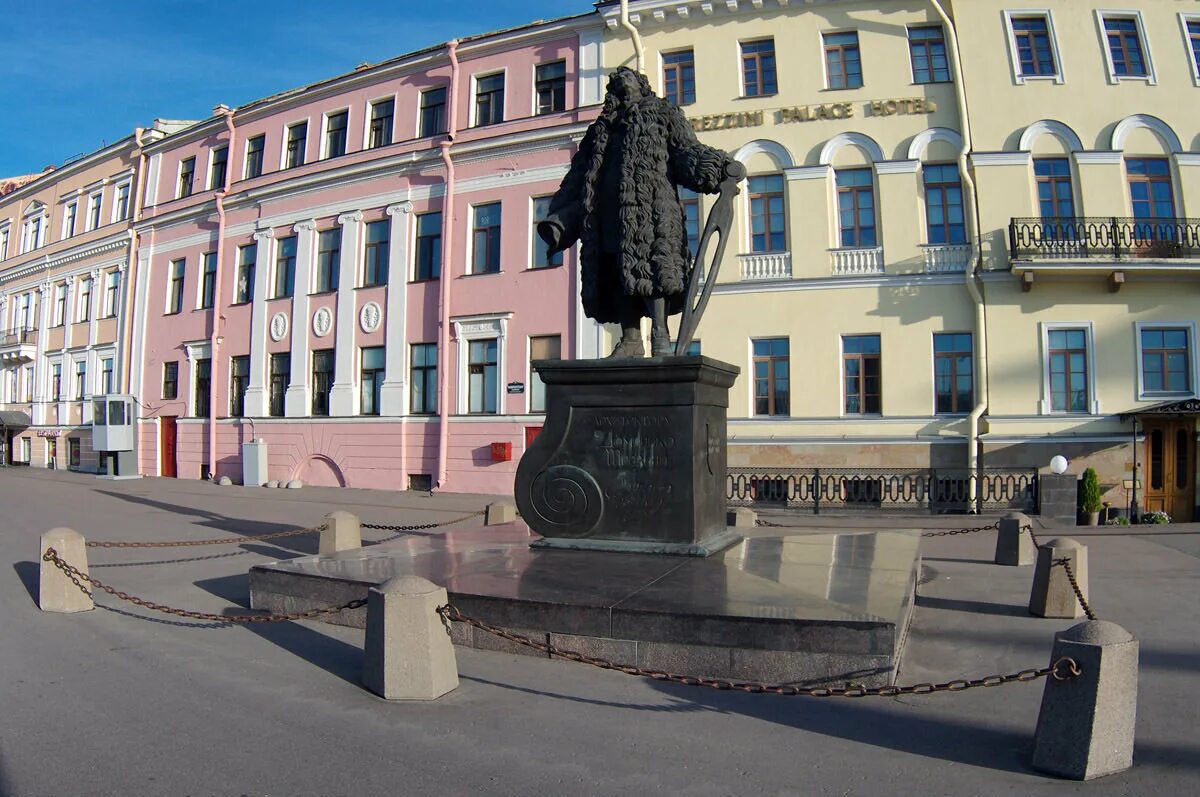 Д трезини какой памятник. Памятник Трезини в СПБ. Доменико Трезини памятник. Доменико Трезини Санкт Петербург. Дом Трезини Доменико Трезини.