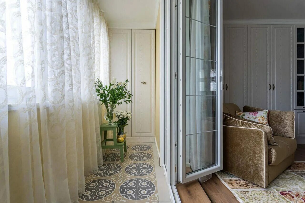 Балконная дверь в квартире. Французкие окна на балко. Французские окна в квартире. Французское окно на лоджию. Французские двери на балкон.