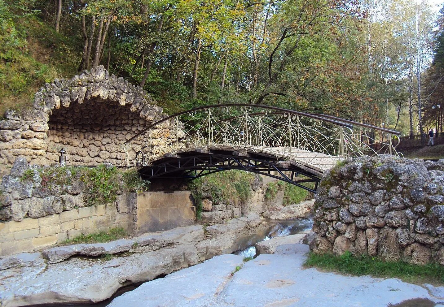 Река ольховка кисловодск. Курортный парк кисловодск. Кисловодск парк мостик дамский каприз. Дамский мостик. Кисловодск парк мостик дамский каприз.