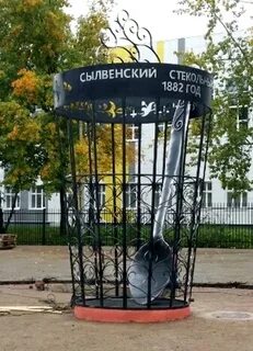 Памятник в виде граненого столба