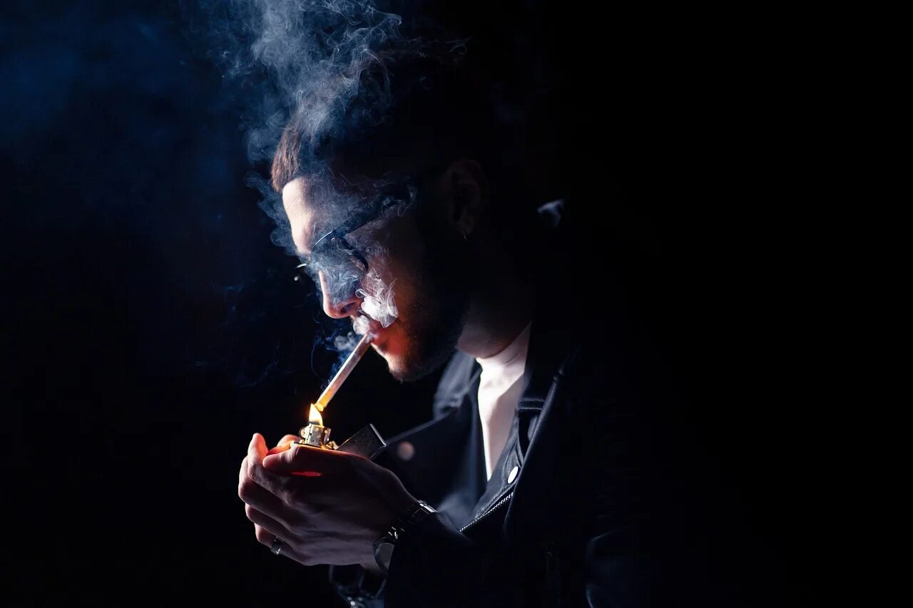 Курящий сигарету. Человек с сигаретой. Мужчина курит. Парень закуривает. Человек курящий сигарету.
