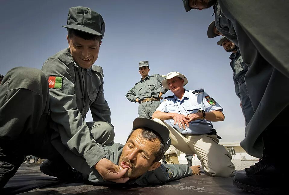 ли энфилд у моджахеда. афганский членоверт. талибы в афганистане 1979 1989. афганский членоверт. полиция афганистана.