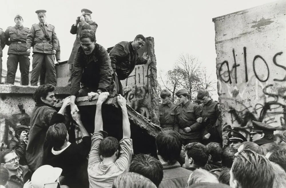 Крушение берлинской стены. Берлинская стена 1989. берлин 1989 год. 1989 началось разрушение берлинской стены. октября 1989 берлин.