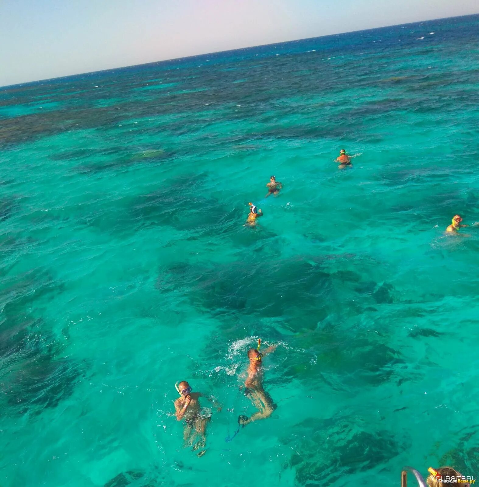 Красная вода в хургаде. Красное море Хургада. Море Египет Хургада красное море. Красное море Хургада пляж. Амарина Абусон Хургада.