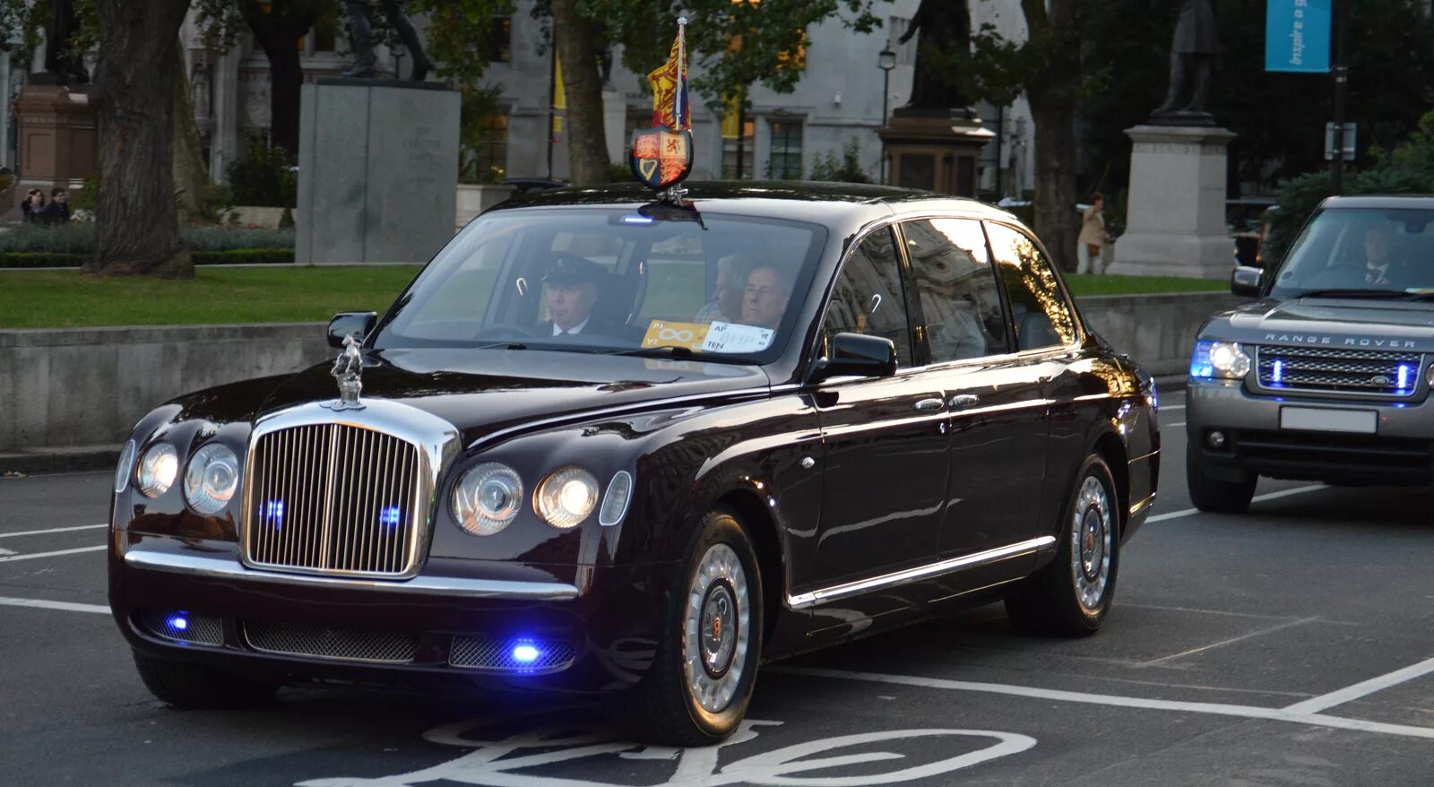 Автомобиль королевы Англии - Bentley State Limousine. Bentley State Limousine Елизаветы II. Роллс Ройс Елизаветы 2. Бентли Стейт лимузин. State cars