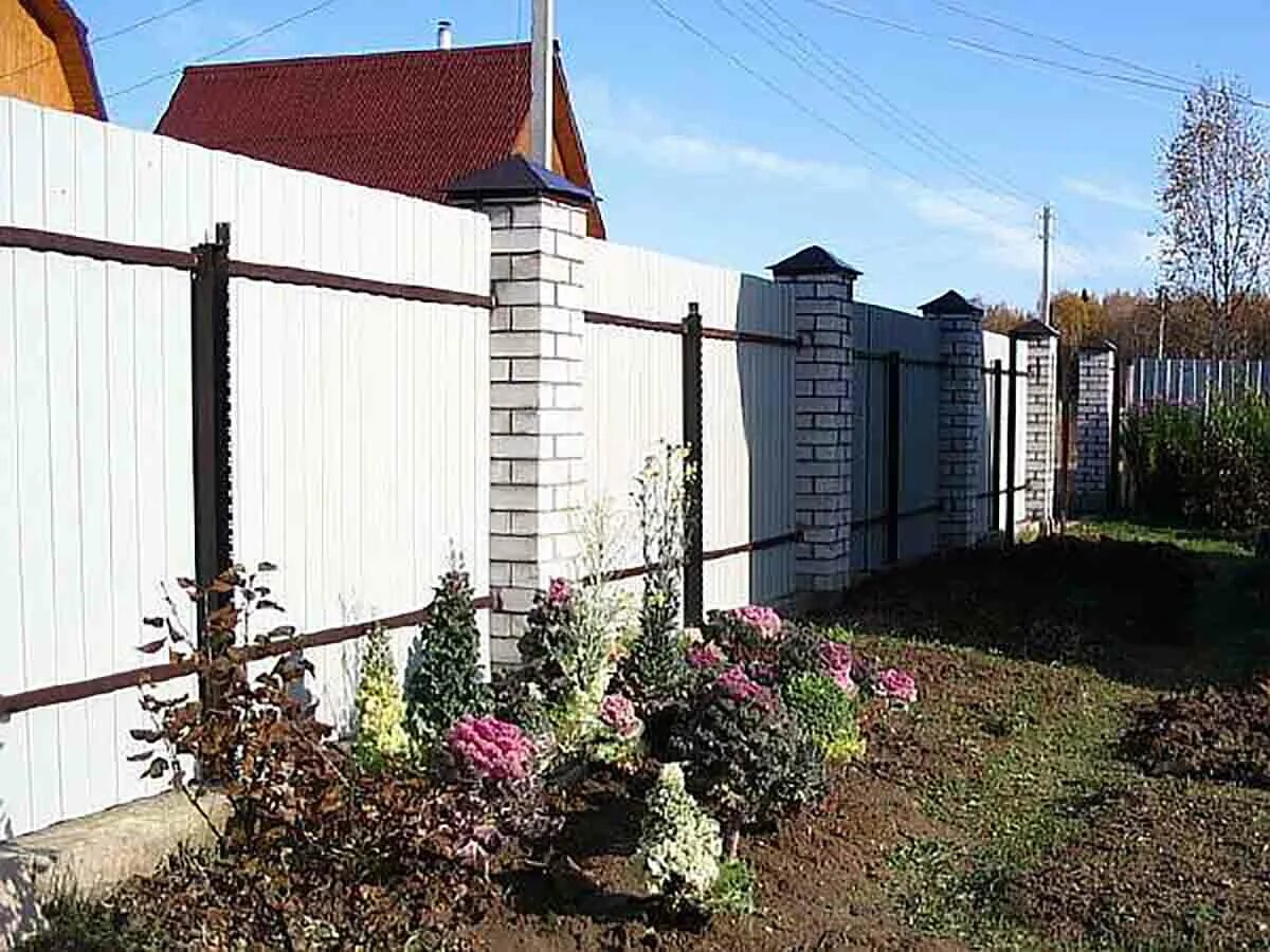 Какой забор должен быть между участками. Забор на участке. Забор на дачном участке. Забор между соседями. Забор между участками.