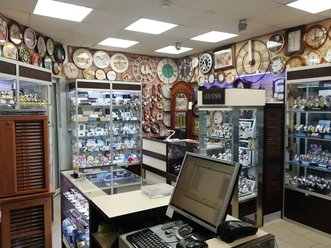 Салон дали мытищи шараповский проезд. Часовой мастер рядом. Торговое оборудование для ремонта часов. Ремонт часов. Реставрация ювелирных часов.