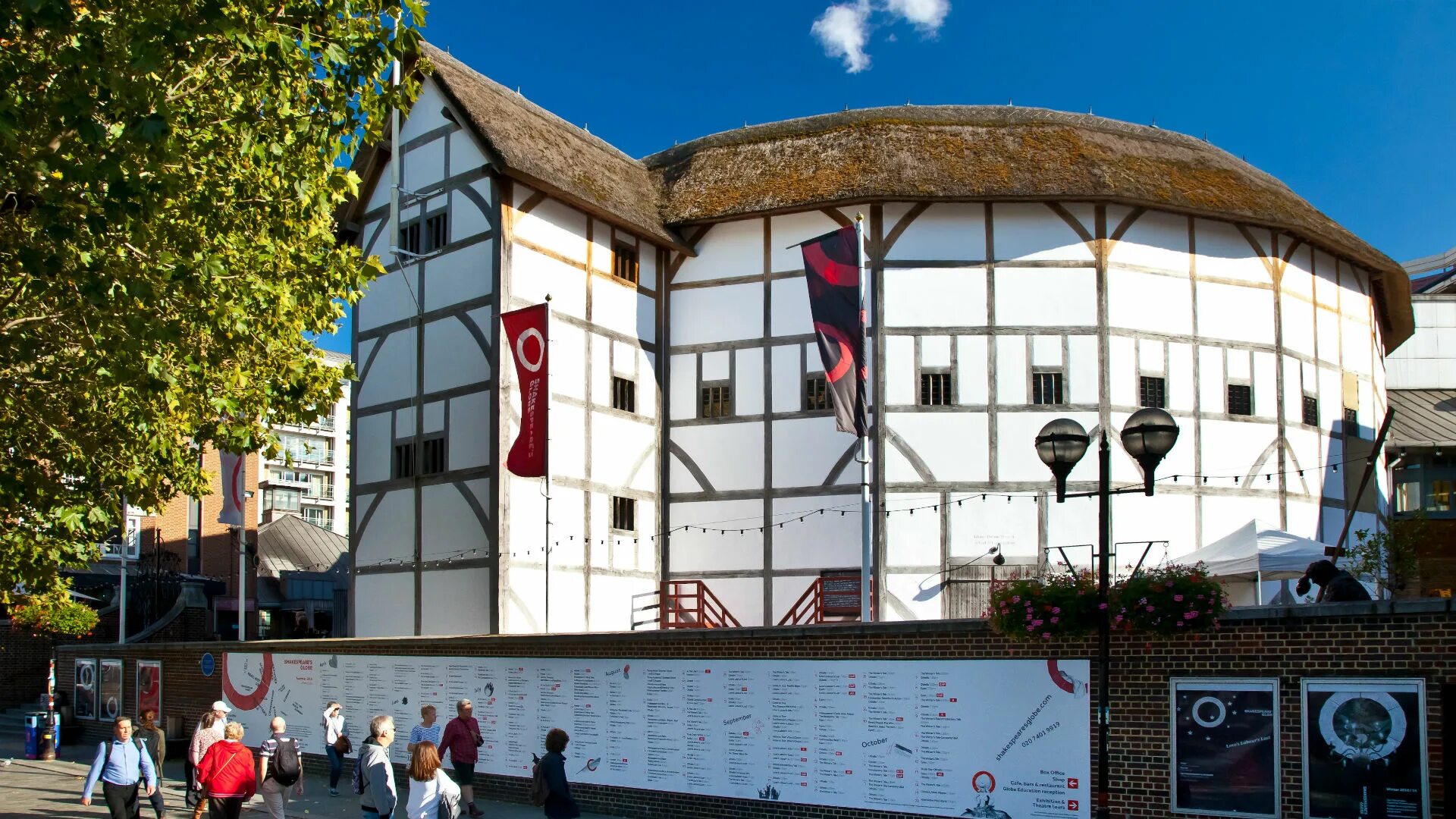 Какой театр шекспира. Глоуб театр в Лондоне. Шекспировский «Глобус» (Shakespeare's Globe). Театр Глобус в Лондоне. Шекспировский театр Глобус в Лондоне.