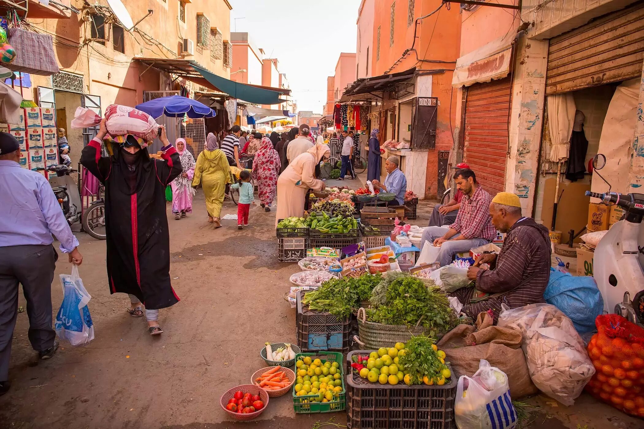 Марокко погода сейчас. Марокко Красильни. Марокко уровень жизни. Марокко бедность. Продавец книг в Марокко.