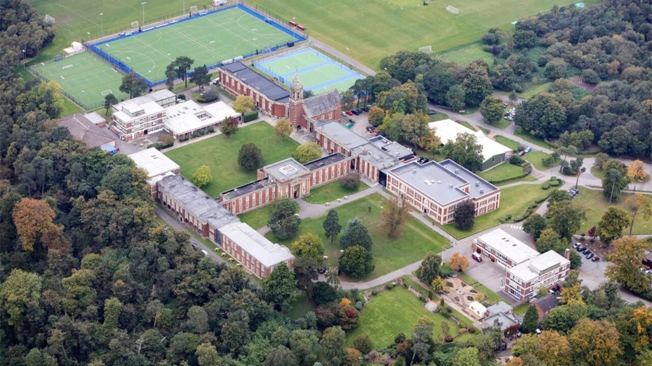 Роял рассел. Википедия про школу роял гамма форд. Royal russell school. Royal school england. Royal russell school.