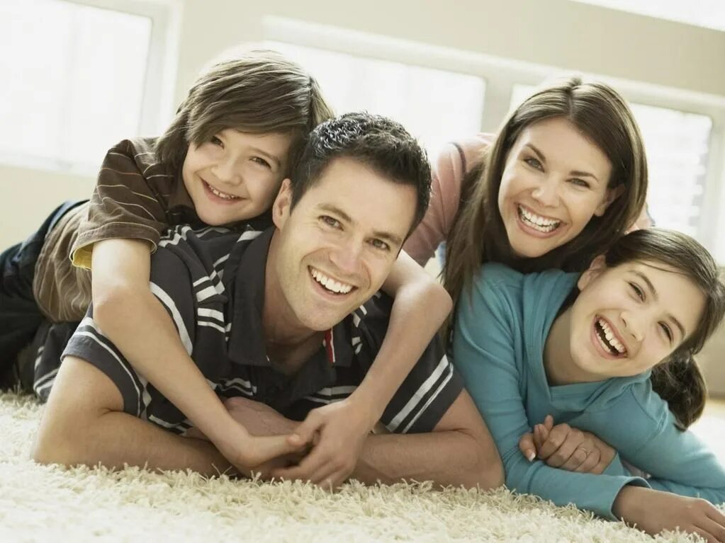 Счастливая семья брюнеты. Веселые картинки про семью. Семья. Family 1 час. Семя.