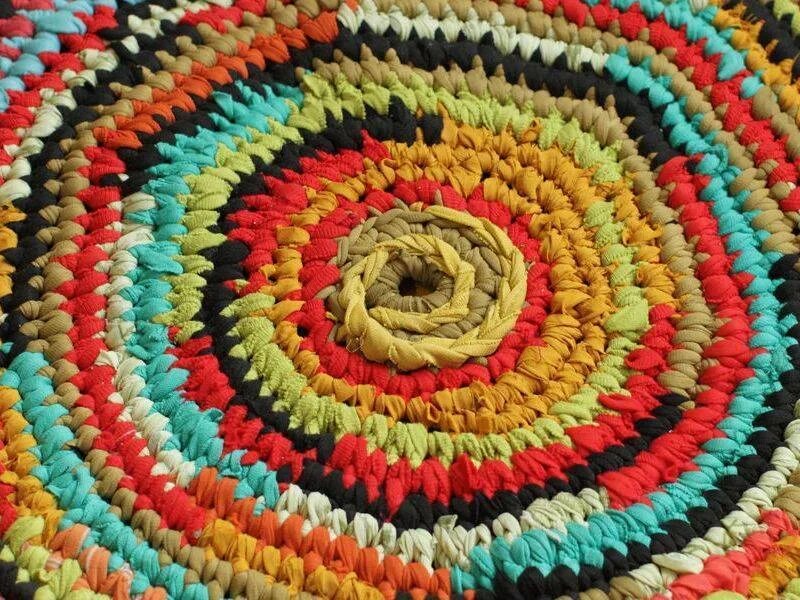 Коврик из футболок. Круглый коврик из тряпок. Коврик из полосок ткани. Плетеный коврик. Коврик из трикотажных футболок.
