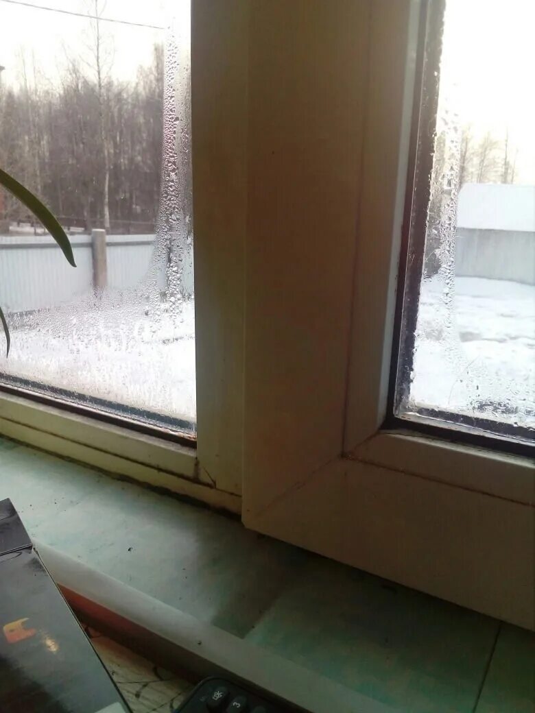 Что сделать чтобы окно не запотевало. Протекает окно. накладки на окна дома от запотевания. чтобы окна не потели в доме. деревянное окно не потели стекла внутри отверстия вентиляция.