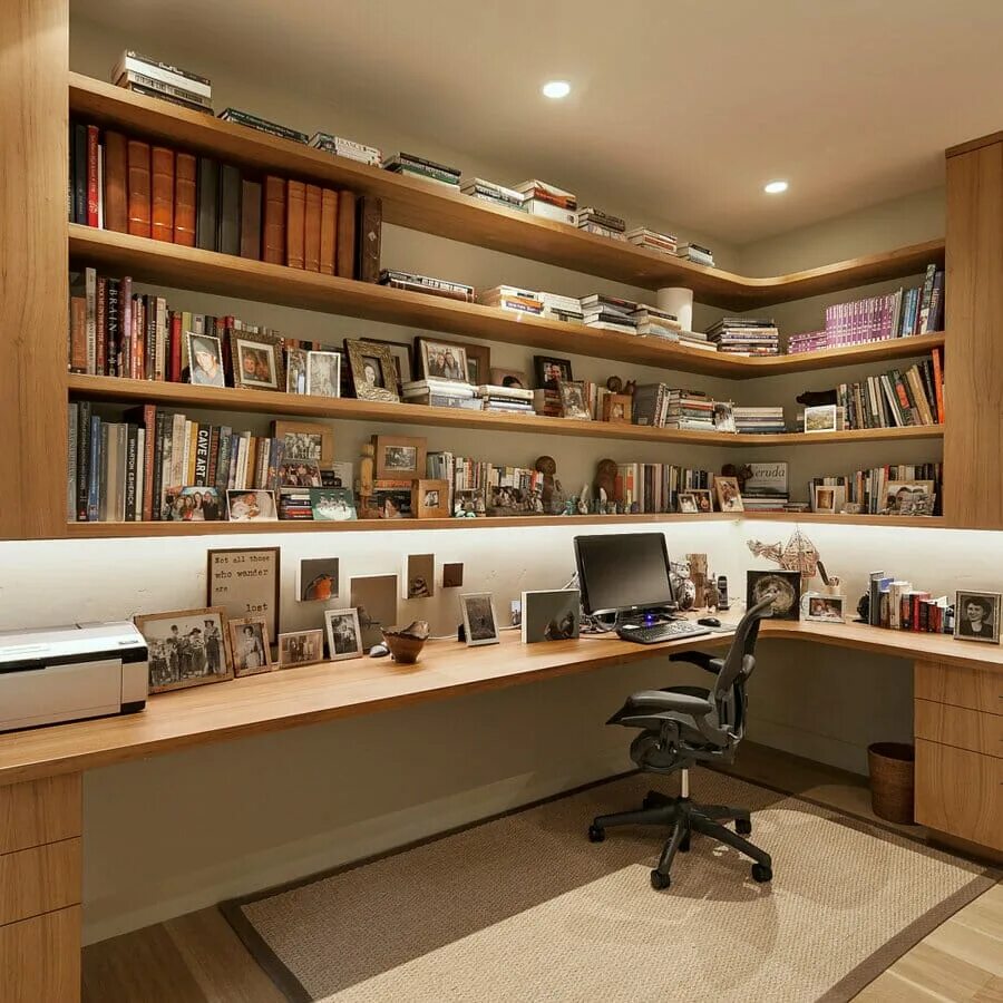 Обустройство мастерской в гараже. Hobby office. Интерьер рабочее пространство. Комната для увлечений. Полки над рабочим столом.