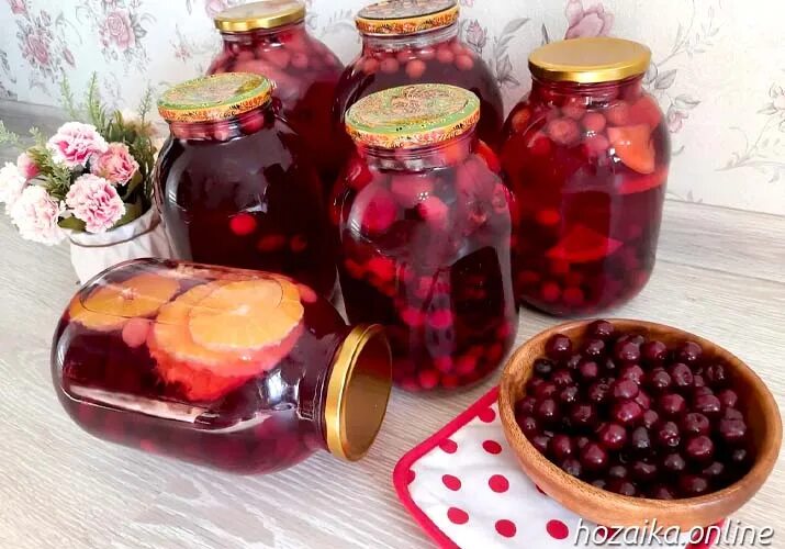 Компот вишня с чем сочетается на зиму. Компоты в банках. компот из вишни. компот из вишни в банке. вишня в банке.