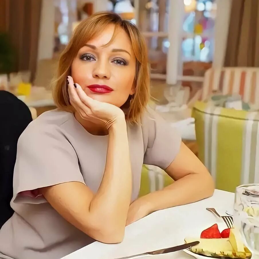Буланова вышла. Буланова. буланова возраст.