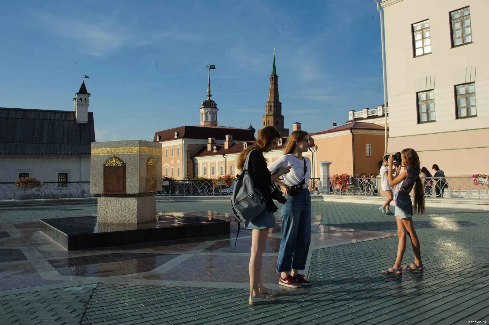 Казань Кремль туристы. Туристы в Казанском Кремле. Казань девушка Кремль. Казанский Кремль фотосессия. Что сейчас проходит в казани