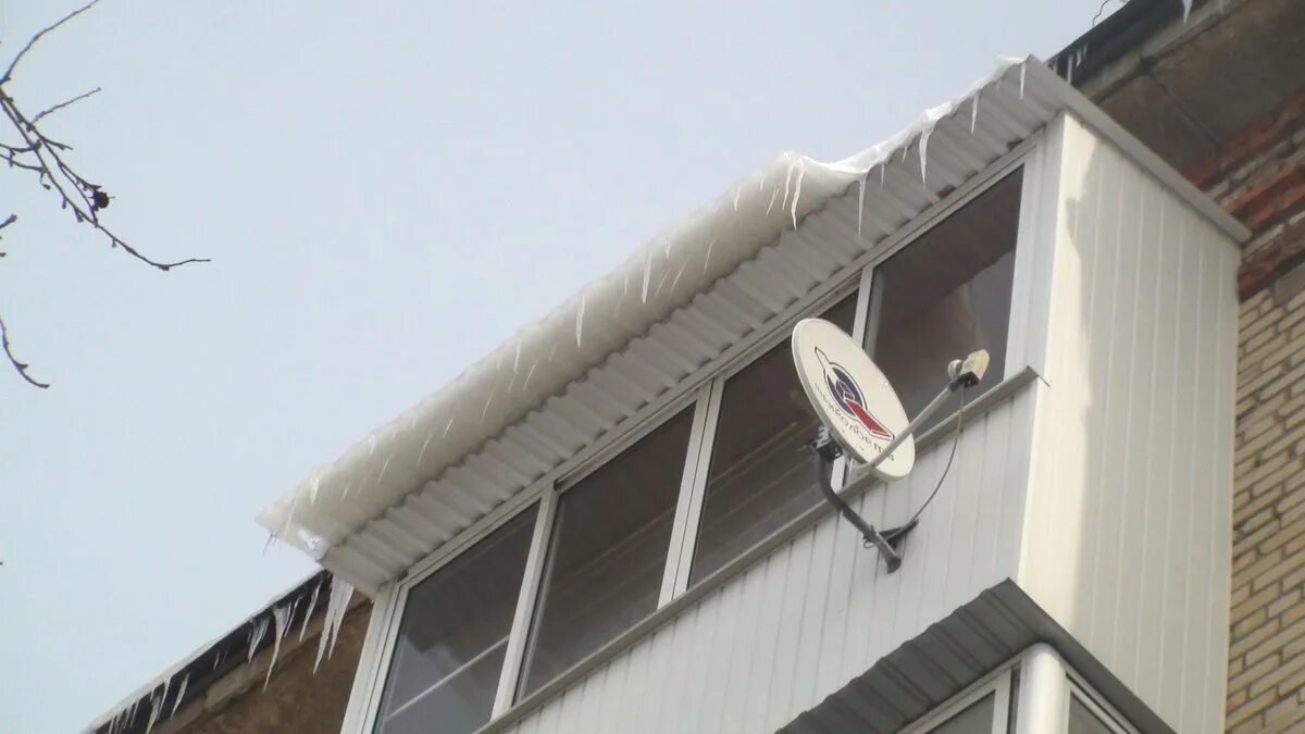 кто чистит козырек балкона. парапет и козырек балкона. кто чистит козырек балкона. сосульки на балконе. кто чистит козырек балкона.