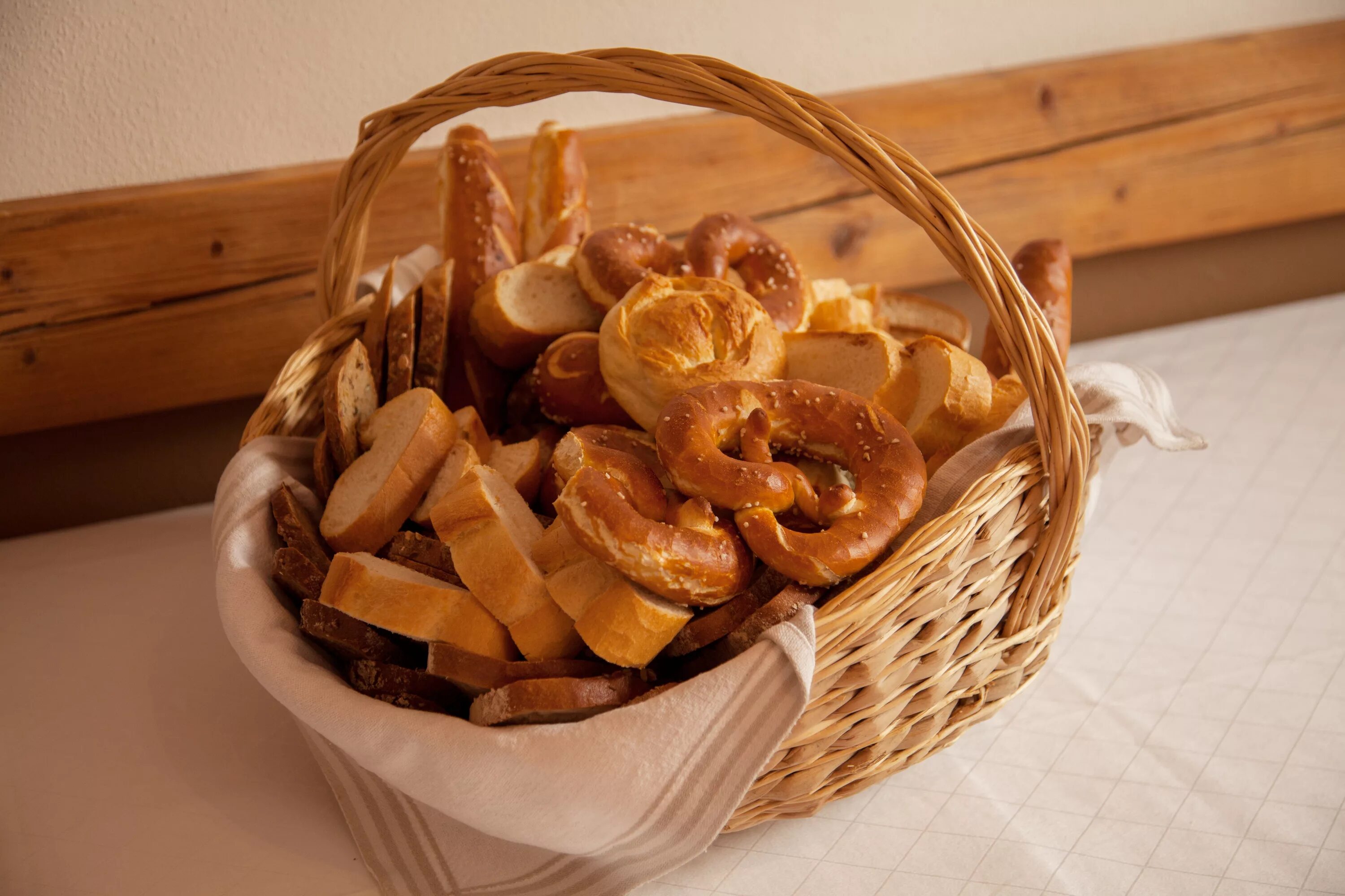 Корзина с хлебобулочными изделиями. Булочки для хлебной корзины. Корзина с булочками. Корзина с хлебобулочными изделиями. Хлебная корзинка.