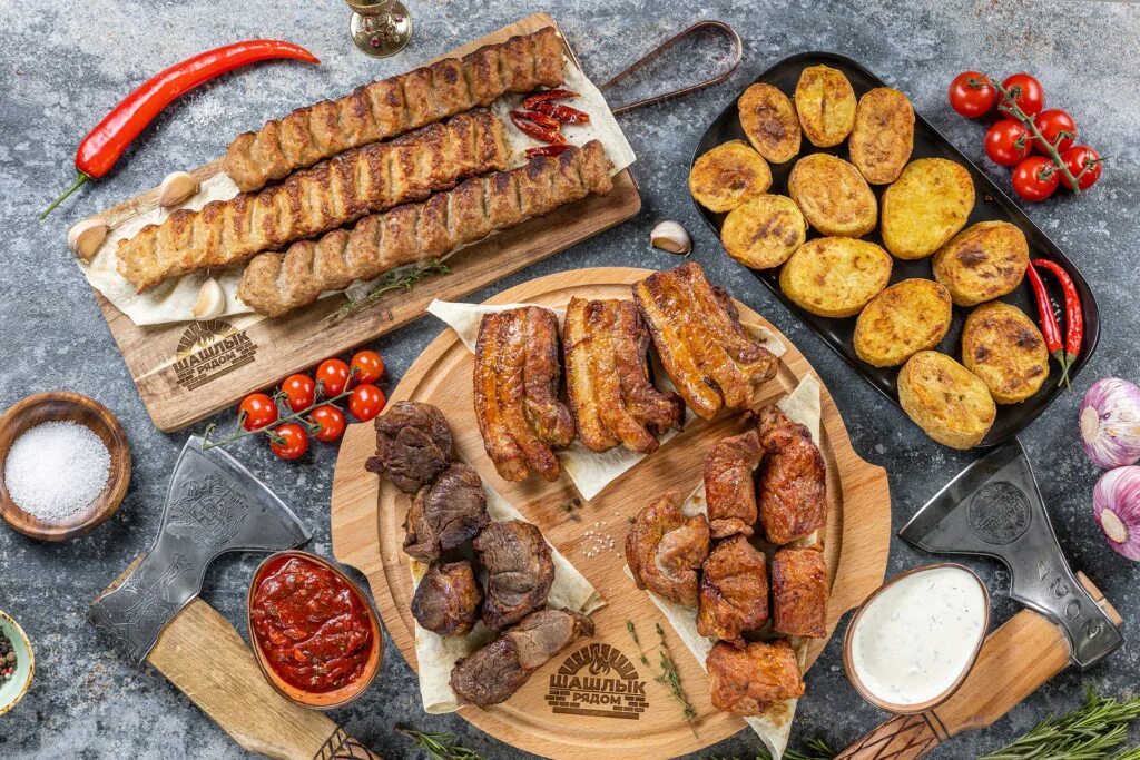 Шашлык кафе рядом. Ассорти из шашлыков. шашлык ассорти. шашлык в ассортименте. деревянная доска для шашлыка.
