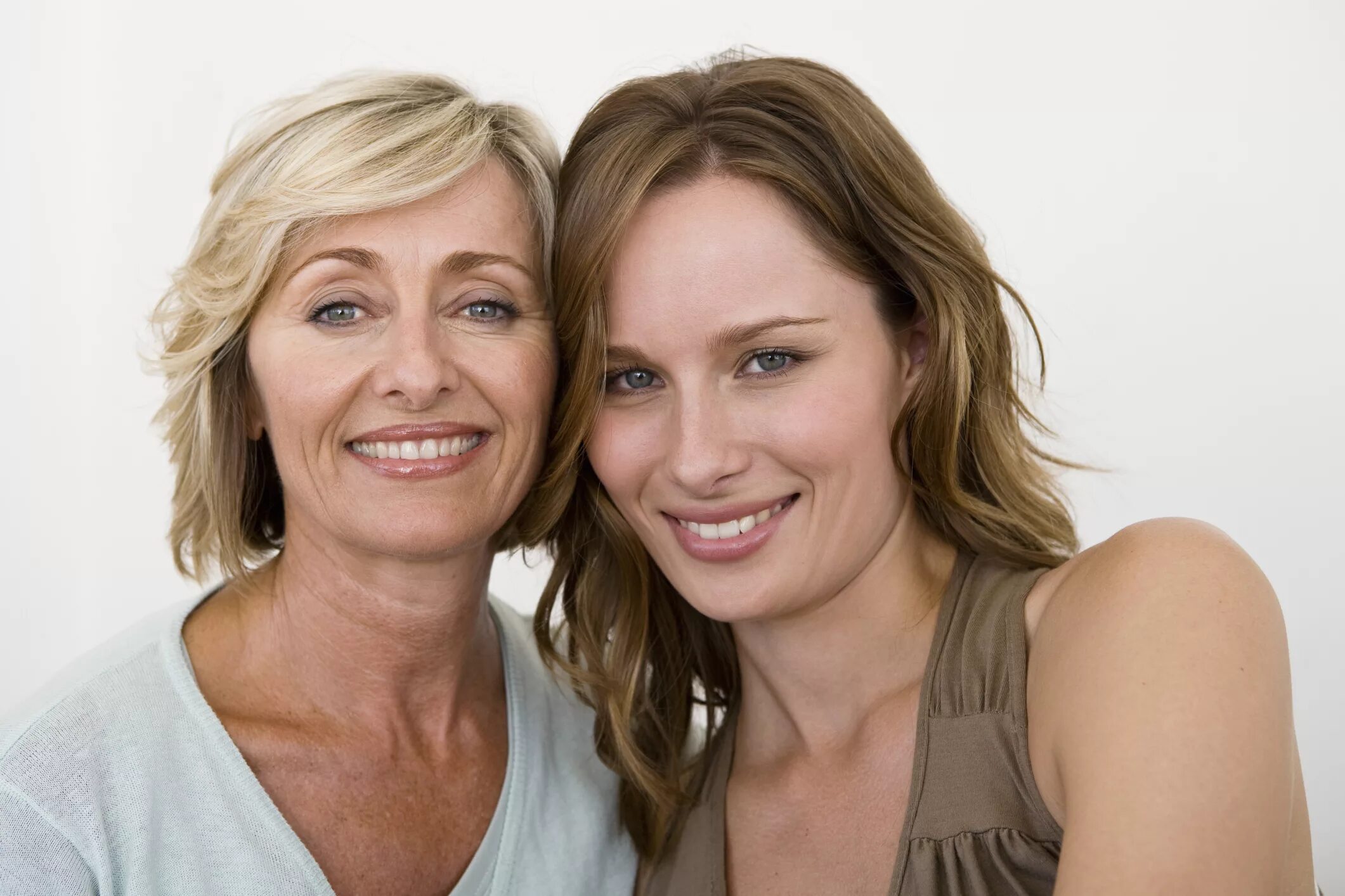 Moms teaching daughter. Mom + дочь. Момс. Фотосессия мама дочь бабушка. Женщина Mommy.